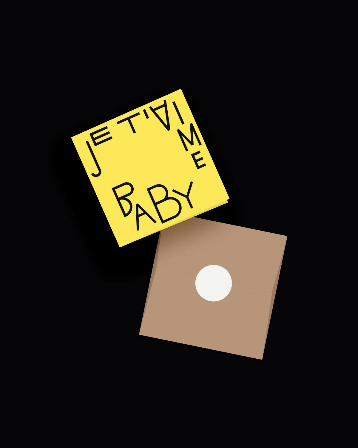Yellow card with black text reading „JE T’AIME BABY“, above a light brown envelope sealed with a white sticker. Yellow card with black text reading