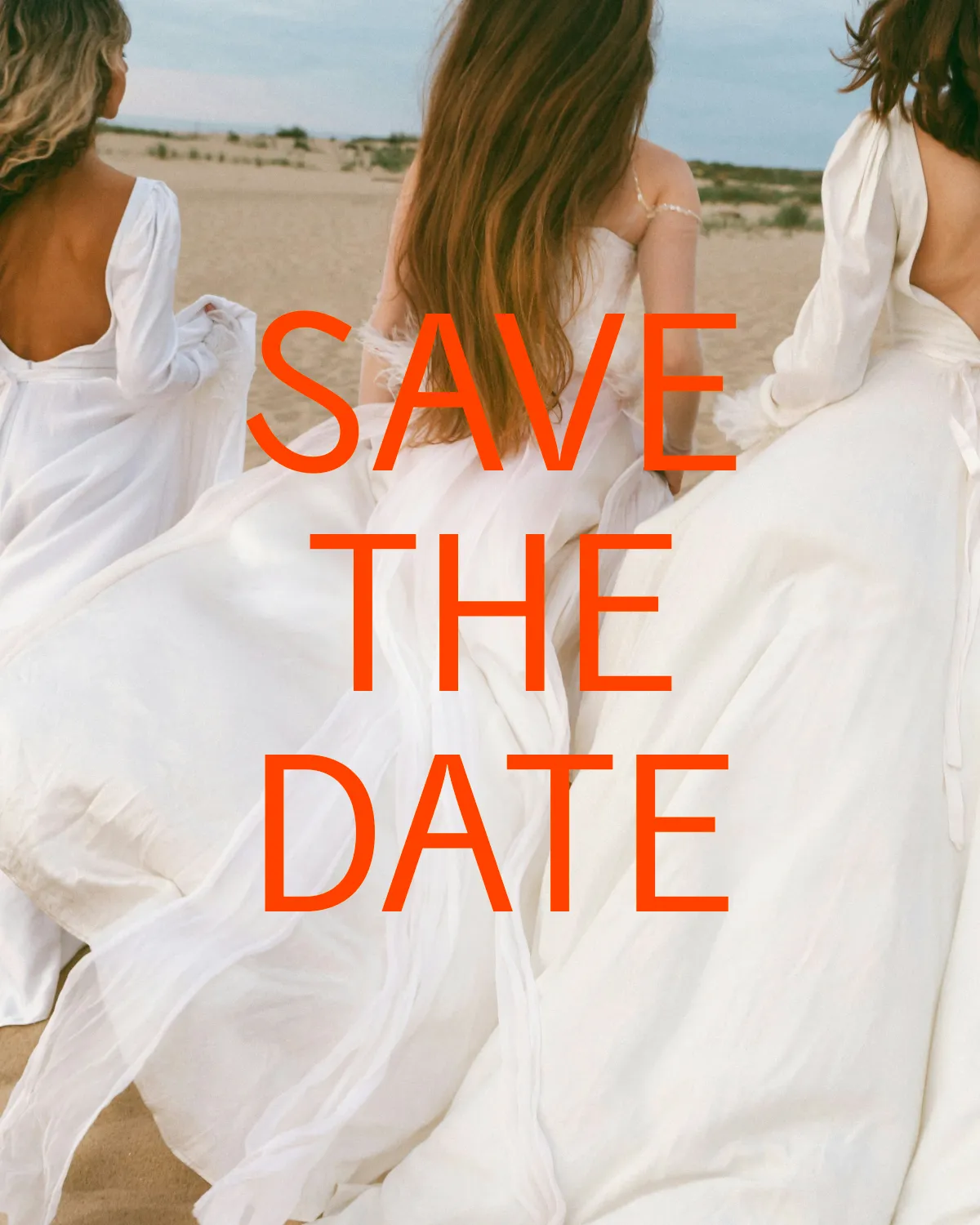 Three women in white dresses walking on a beach, seen from behind. Orange text overlay reads „SAVE THE DATE“. Three women in white dresses walking on a beach, seen from behind. Orange text overlay reads
