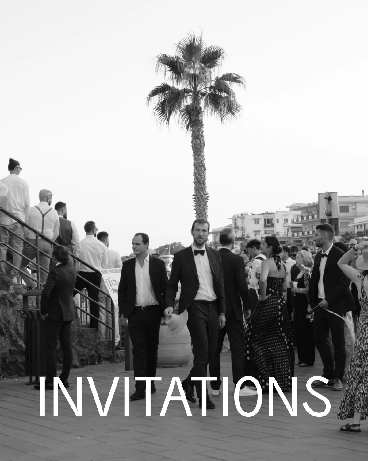Black and white photo of well-dressed people at an outdoor gathering with a palm tree. Text: ‚INVITATIONS‘ in white. Black and white photo of well-dressed people at an outdoor gathering with a palm tree. Text: 'INVITATIONS' in white.