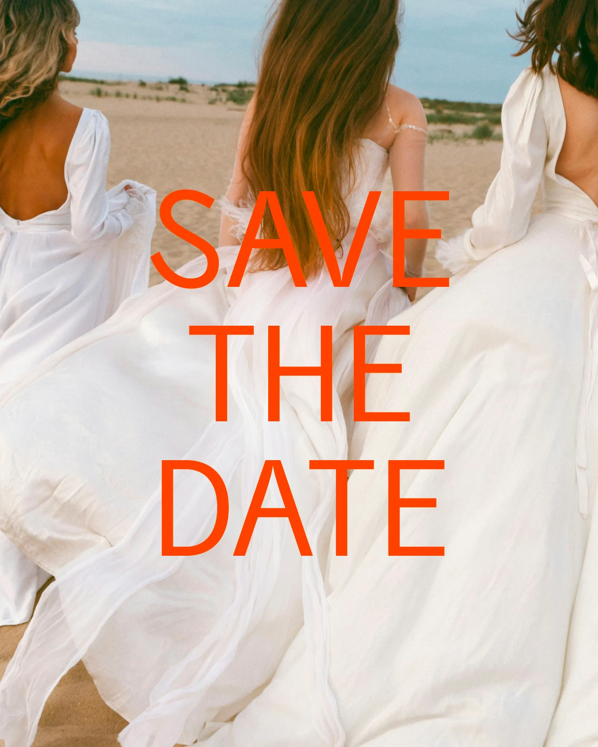 Three women in white dresses walking on a beach, seen from behind. Orange text overlay reads „SAVE THE DATE“. Three women in white dresses walking on a beach, seen from behind. Orange text overlay reads